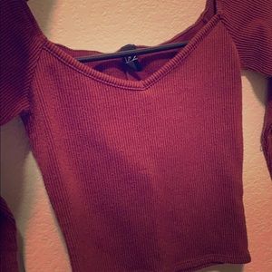I’m selling a all maroon crop top from Windsor !!